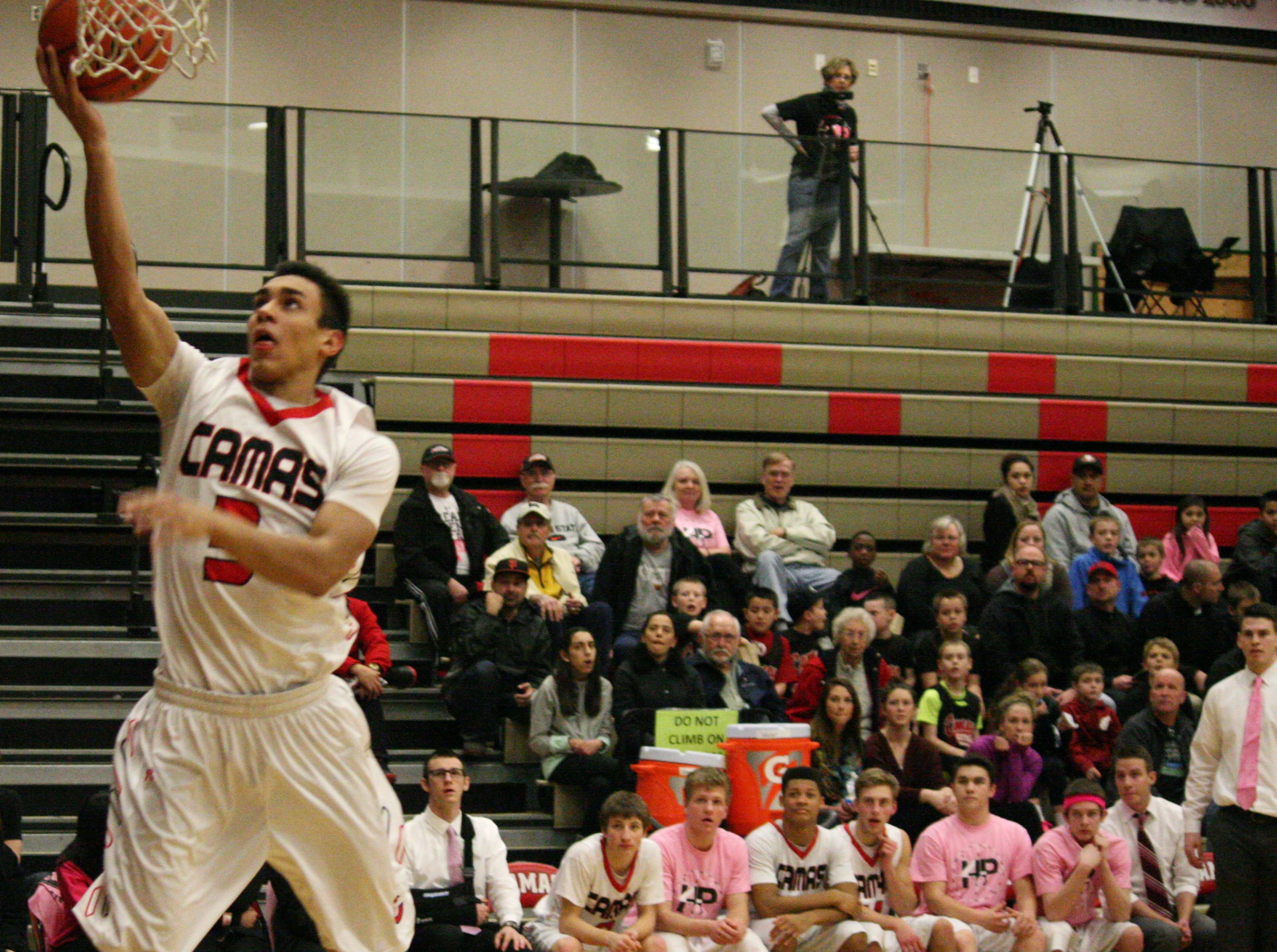 Andre De Los Rios scores two points.