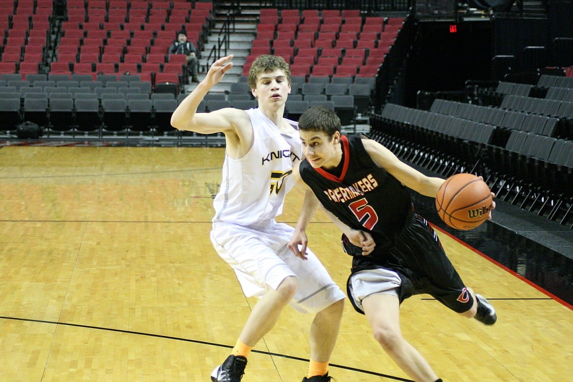 Jordan Anderson dribbles around a defender.