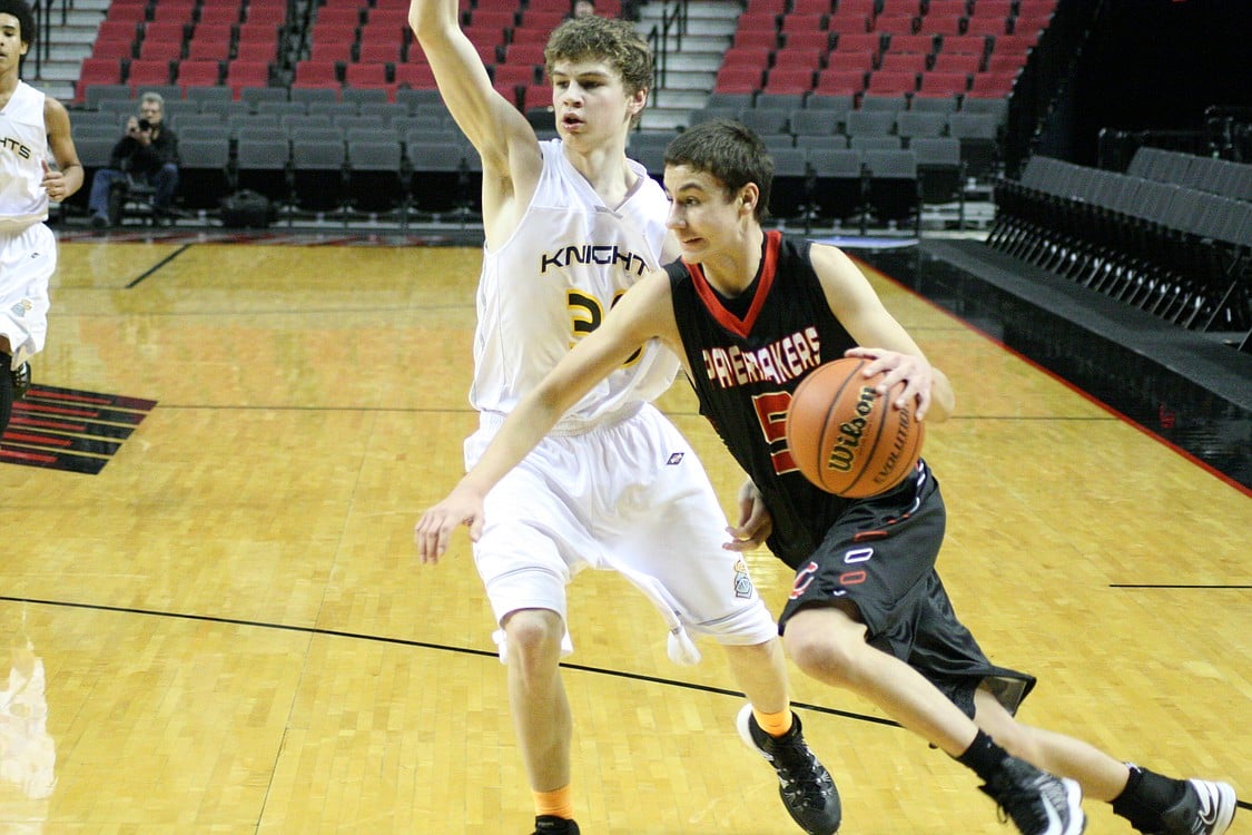 Jordan Anderson dribbles around a defender.