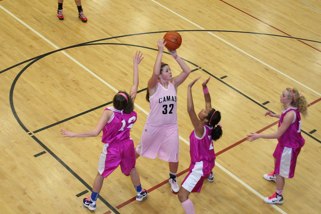 Sydney Schwartz shoots for two.