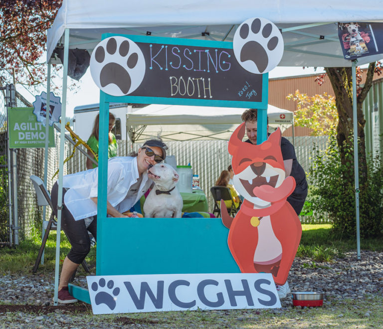 Contributed photo courtesy Suzie Downs
Attendees use the "kissing booth" at the Hike on the Dike fundraising event in Washougal in June 2022. (Contributed photo courtesy Peggy DiPrima)