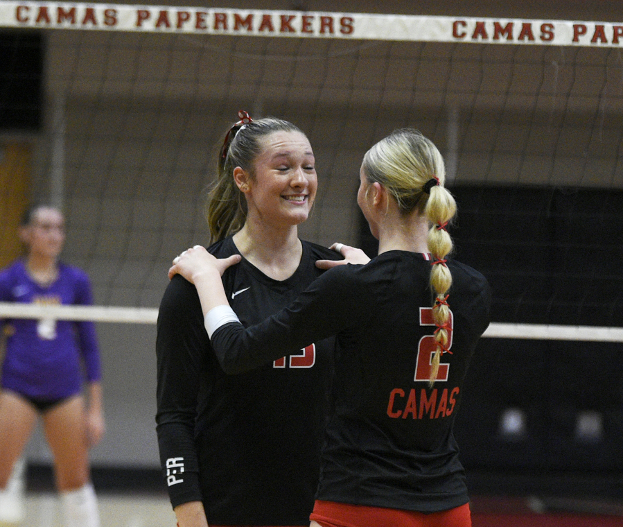 Camas senior Shaylee Stephen, left, receives encouragement from teammate Ella Thompson during a non-league volleyball match against Columbia River on Monday, Sept. 22, 2025 at Camas High School. (Micah Rice/The Columbian)