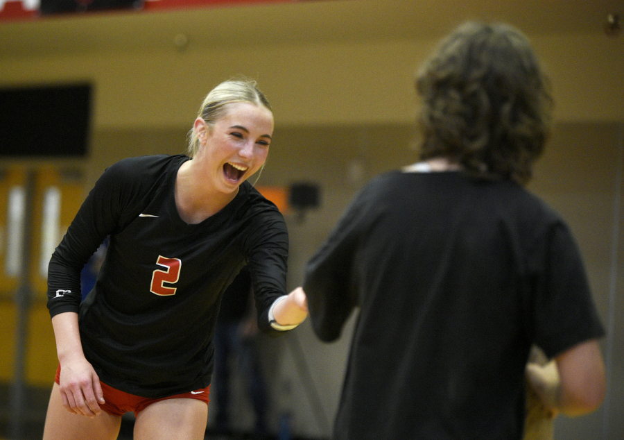 Camas senior Ella Thompson (2) takes a piece of popcorn from a Camas student during a non-league volleyball match against Columbia River on Monday, Sept. 22, 2025 at Camas High School. (Micah Rice/The Columbian)