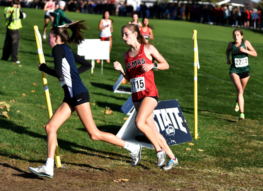 Kate Westfall of Camas, center, competes in the 4A girls race at the state cross country championships on Saturday, Nov. 8, 2025 at Sun Willows Golf Course in Pasco. (Micah Rice/The Columbian)
